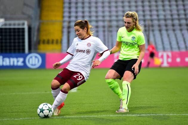 Nicole Rolser (FC Bayern Muenchen - Frauenfussball), Slobhan Hunter (Hibernian Ladies FC), v.li. Aktion, FC Bayern Frauen vs Hibernian FLC, UEFA WomenÕs Champions League, 12.10.16
