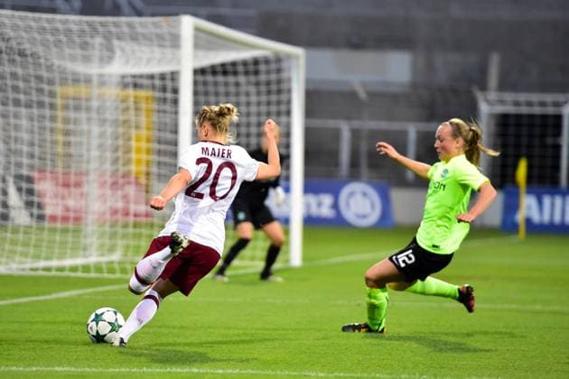 Leonie Maier (FC Bayern Muenchen - Frauenfussball), Rachel McLauchlan (Hibernian Ladies FC), v. li. Aktion, FC Bayern Frauen vs Hibernian FLC, UEFA WomenÕs Champions League, 12.10.16