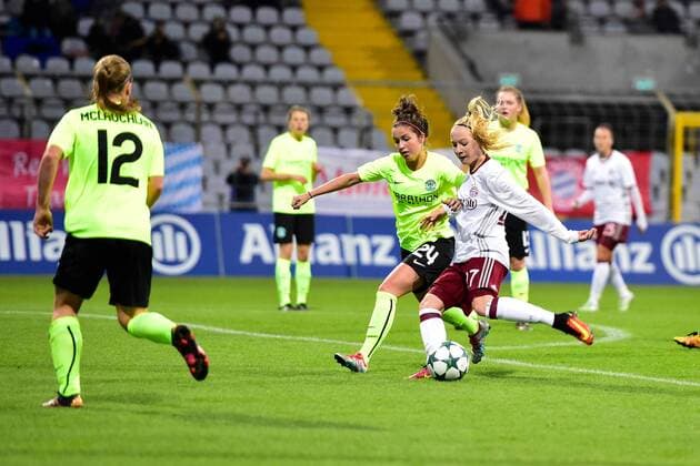 Rachel McLauchlan (Hibernian Ladies FC), Emma Brownlie (Hibernian Ladies FC), Anna Gerhardt (FC Bayern Muenchen - Frauenfussball), v.li., Aktion, Torschuss, FC Bayern Frauen vs Hibernian FLC, UEFA WomenÕs Champions League, 12.10.16