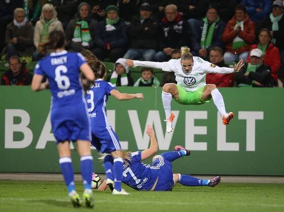 Themen der Woche - SPORT Bilder des Tages - SPORT Gemma Davison (Chelsea FC), Isabel Kerschowski (VfL Wolfsburg) obenauf