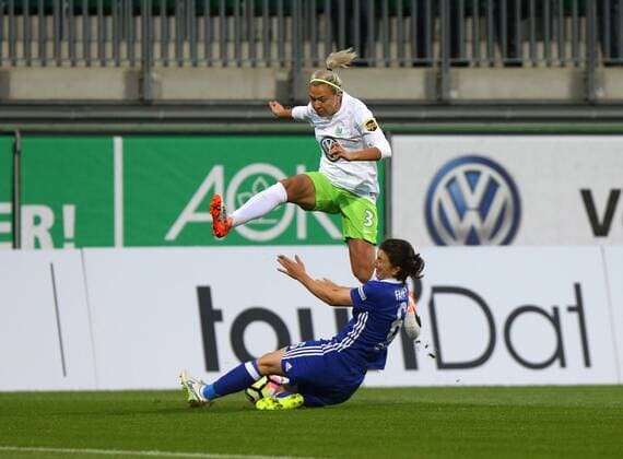 Wolfsburg vs Chelsea, CL Frauen Wolfsburg, Deutschland 12.10.2016, FUßBALL - VfL Wolfsburg vs FC Chelsea, 1 16 Finale, UEFA Frauen Champions League, Saison 2016-17. Bild zeigt: Zsanett Jakabfi (VfL Wolfsburg), Niamh Fahey (FC Chelsea) Wolfsburg