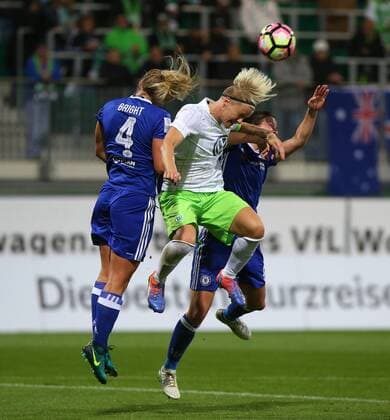 Wolfsburg vs Chelsea, CL Frauen Wolfsburg, Deutschland 12.10.2016, FUßBALL - VfL Wolfsburg vs FC Chelsea, 1 16 Finale, UEFA Frauen Champions League, Saison 2016-17. Bild zeigt: Millie Bright (FC Chelsea), Alexandra Popp (VfL Wolfsburg) Wolfsburg