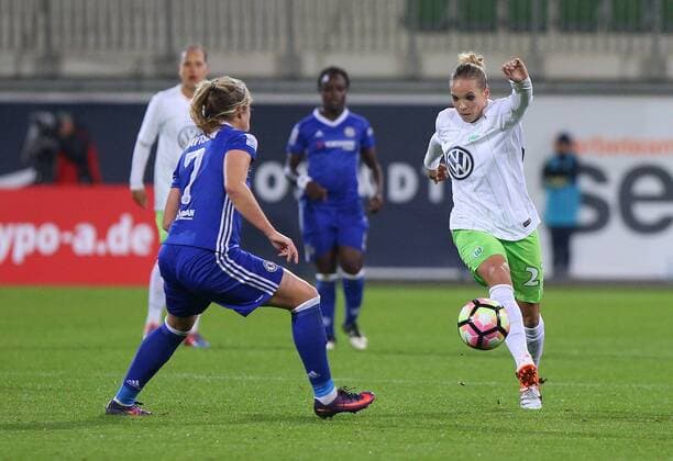 Wolfsburg vs Chelsea, CL Frauen Wolfsburg, Deutschland 12.10.2016, FUßBALL - VfL Wolfsburg vs FC Chelsea, 1 16 Finale, UEFA Frauen Champions League, Saison 2016-17. Bild zeigt: Gemma Davison (FC Chelsea), Isabel Kerschowski (VfL Wolfsburg) Wolfsburg