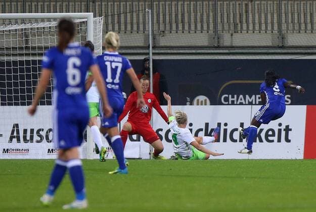 Wolfsburg vs Chelsea, CL Frauen Wolfsburg, Deutschland 12.10.2016, FUßBALL - VfL Wolfsburg vs FC Chelsea, 1 16 Finale, UEFA Frauen Champions League, Saison 2016-17. Bild zeigt: Eniola Aluko (FC Chelsea) schießt Tor zum 0:1, Torfrau Almuth Schult (VfL Wolfsburg), Nilla Fischer (VfL Wolfsburg) Wolfsburg