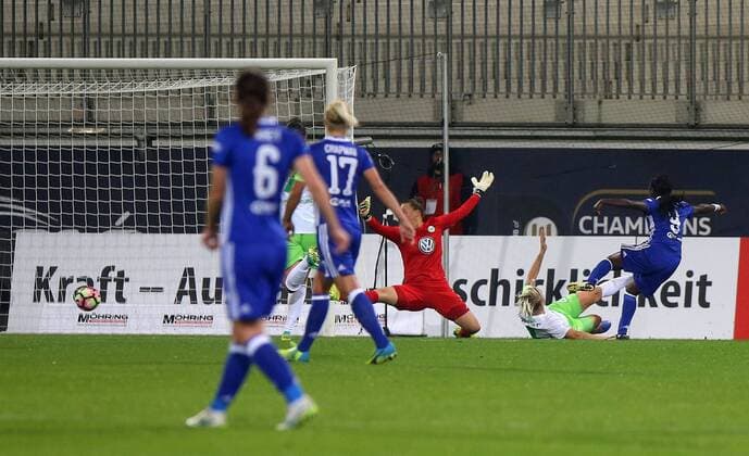 Wolfsburg vs Chelsea, CL Frauen Wolfsburg, Deutschland 12.10.2016, FUßBALL - VfL Wolfsburg vs FC Chelsea, 1 16 Finale, UEFA Frauen Champions League, Saison 2016-17. Bild zeigt: Eniola Aluko (FC Chelsea) schießt Tor zum 0:1, Torfrau Almuth Schult (VfL Wolfsburg), Nilla Fischer (VfL Wolfsburg) Wolfsburg