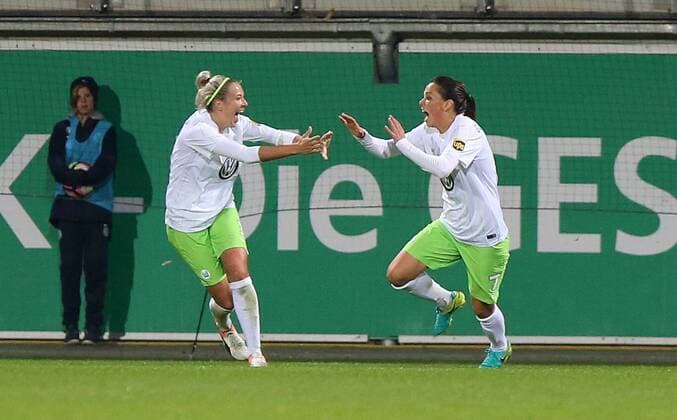 Wolfsburg vs Chelsea, CL Frauen Wolfsburg, Deutschland 12.10.2016, FUßBALL - VfL Wolfsburg vs FC Chelsea, 1 16 Finale, UEFA Frauen Champions League, Saison 2016-17. Bild zeigt: Sara Björk Gunnarsdottir (VfL Wolfsburg) jubelt nach ihrem Tor zum 1:1, Zsanett Jakabfi (VfL Wolfsburg) Wolfsburg