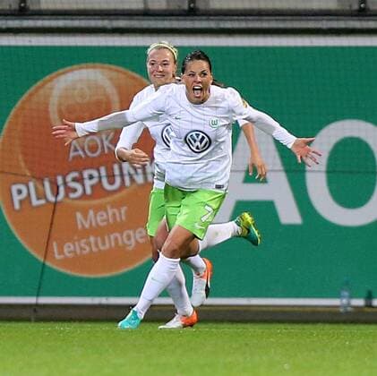 Wolfsburg vs Chelsea, CL Frauen Wolfsburg, Deutschland 12.10.2016, FUßBALL - VfL Wolfsburg vs FC Chelsea, 1 16 Finale, UEFA Frauen Champions League, Saison 2016-17. Bild zeigt: Sara Björk Gunnarsdottir (VfL Wolfsburg) jubelt nach ihrem Tor zum 1:1, Zsanett Jakabfi (VfL Wolfsburg) Wolfsburg