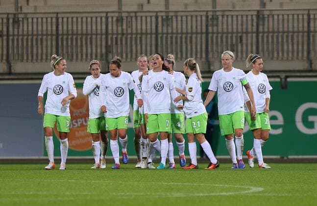 Wolfsburg vs Chelsea, CL Frauen Wolfsburg, Deutschland 12.10.2016, FUßBALL - VfL Wolfsburg vs FC Chelsea, 1 16 Finale, UEFA Frauen Champions League, Saison 2016-17. Bild zeigt: Sara Björk Gunnarsdottir (VfL Wolfsburg) jubelt mit der Mannschaft nach ihrem Tor zum 1:1 Wolfsburg
