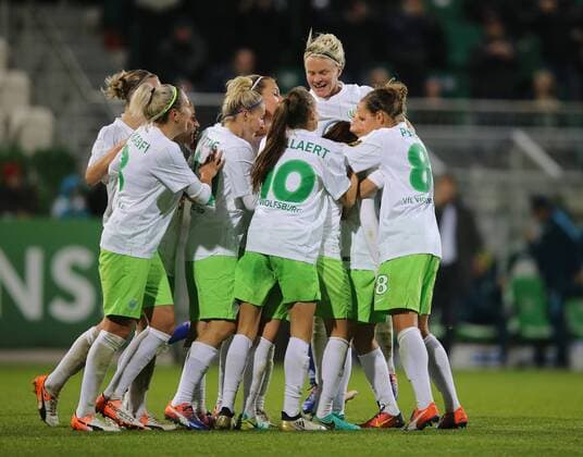 Torjubel Wolfsburg nach dem Ausgleichstor durch Sara Bjoerk Gunnarsdottir (VfL Wolfsburg)