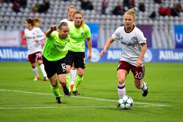 Rachel McLauchlan (Hibernian Ladies FC), Leonie Maier (FC Bayern Muenchen - Frauenfussball), v.li., Aktion, FC Bayern Frauen vs Hibernian FLC, UEFA WomenÕs Champions League, 12.10.16
