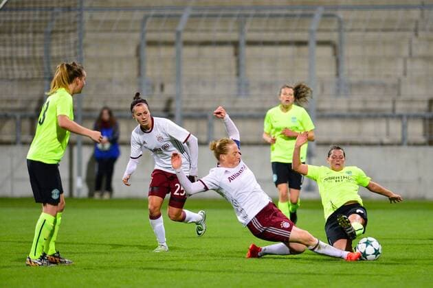 Melanie Behringer (FC Bayern Muenchen - Frauenfussball), Lisa Roberson (Hibernian Ladies FC), v.li. Aktion, FC Bayern Frauen vs Hibernian FLC, UEFA WomenÕs Champions League, 12.10.16