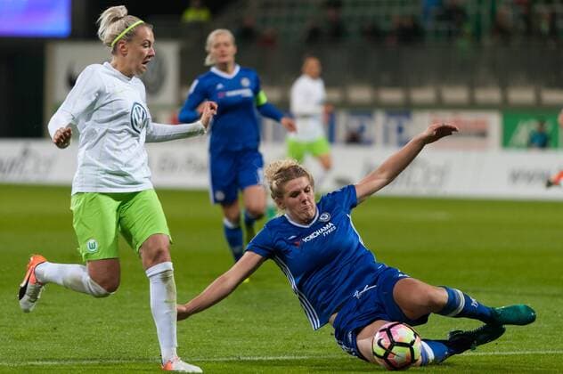 v.li.: Zsanett Jakabfi (VfL Wolfsburg, 3) im Zweikampf mit Millie Bright (Chelsea Ladies FC, 4), Fussball, UEFA Women s Champions League, VfL Wolfsburg - Chelsea Ladies FC, xobx