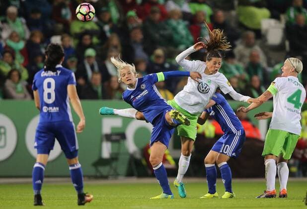 Duell zwischen Katie Chapman (Chelsea FC) und Sara Bjoerk Gunnarsdottir (VfL Wolfsburg)