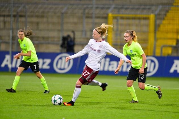 Elizabeth Arnot (Hibernian Ladies FC), Anna Gerhardt (FC Bayern Muenchen - Frauenfussball), Lucy Graham (Hibernian Ladies FC), v.li., Aktion, FC Bayern Frauen vs Hibernian FLC, UEFA WomenÕs Champions League, 12.10.16