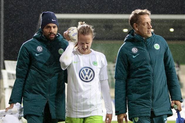 vl Physio Omar Rüppel, Caroline Graham Hansen (Wolfsburg, 26) mit Schmerzen nach Verletzung, racked with pain, Arzt Dr. Michael Lehnert, Fussball, UEFA Women s Champions League, VfL Wolfsburg - Chelsea Ladies FC, xtgx