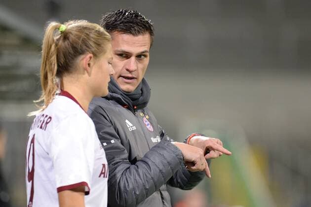 v.li.: Carina Wenninger (FC Bayern München, FCB, 19) erhält von Trainer Thomas Wörle (Coach Thomas Woerle, FC Bayern München, FCB) Anweisungen vor ihrer Einwechslung, gibt Anweisungen, gestikuliert, mit den Armen gestikulieren, gives instructions, gesticulate, Fussball, UEFA Women s Champions League, FC Bayern München - Hibernian Ladies FC Edinburgh, xslx