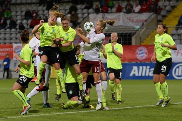 v.li.: Strafrauszene nach einem Eckball, Emma BROWNLIE (Hibernian Ladies FC, 24) Carina Wenninger (FC Bayern München, FCB, 19) Kirsty SMITH (Hibernian Ladies FC, 11) Lucy GRAHAM (Hibernian Ladies FC, 13) Joelle MURRAY (Hibernian Ladies FC, 17) Vivianne Miedema (FC Bayern München, FCB, 10) Rachel McLAUCHLAN (Hibernian Ladies FC, 12) Abigail HARRISON (Hibernian Ladies FC, 21) , Fussball, UEFA Women s Champions League, FC Bayern München - Hibernian Ladies FC Edinburgh, xslx