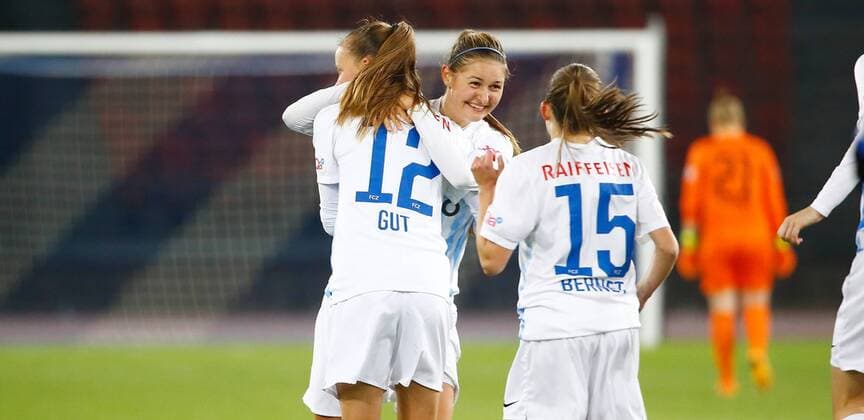 12.10.2016 Letzigrund Stadion Zürich , SCHWEIZ , Saison 2016 2017 Women UEFA Champions League FC Zürich Frauen - SK Sturm Graz Torjubel Malin Gut , Barla Deplazes und Karin Bernet (FC Zürich Frauen) 