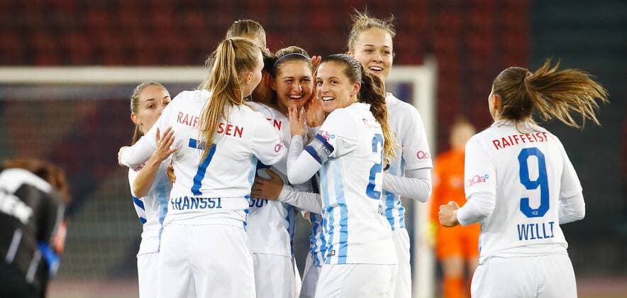 12.10.2016 Letzigrund Stadion Zürich , SCHWEIZ , Saison 2016 2017 Women UEFA Champions League FC Zürich Frauen - SK Sturm Graz Torjubel Sanni Franssi , Barla Deplazes und Fabienne Humm (FC Zürich Frauen) 