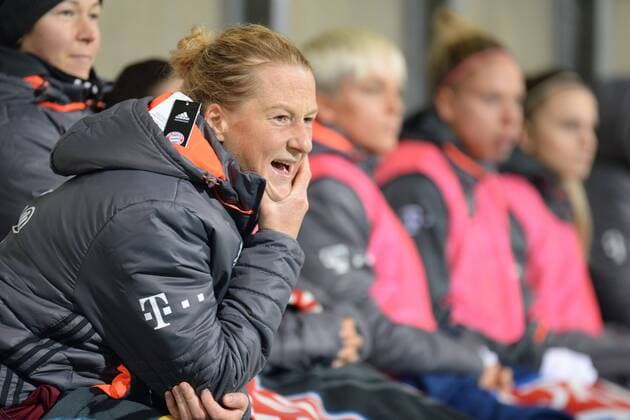 v.li.: Melanie Behringer (FC Bayern München, FCB, 7) verfolgt die letzten Minuten von der Auswechselbank, Fussball, UEFA Women s Champions League, FC Bayern München - Hibernian Ladies FC Edinburgh, xslx