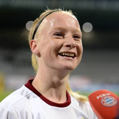 Anna Gerhardt (FC Bayern München, FCB, 27) beim Interview, TV, Fernsehen, Mikrofon Einzelbild, Aktion, Action Freude, freundlich, fröhlich, strahlend, optimistisch, Porträt, Portrait, Fussball, UEFA Women s Champions League, FC Bayern München - Hibernian Ladies FC Edinburgh, xslx
