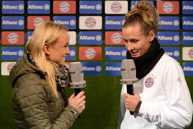 Simone Laudehr (FC Bayern München, FCB, 21) beim Interview, TV, Fernsehen, Mikrofon , Fussball, UEFA Women s Champions League, FC Bayern München - Hibernian Ladies FC Edinburgh, xslx