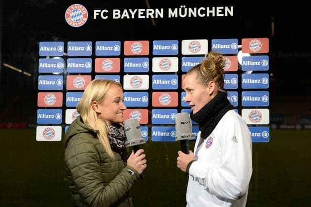 Simone Laudehr (FC Bayern München, FCB, 21) beim Interview, TV, Fernsehen, Mikrofon , Fussball, UEFA Women s Champions League, FC Bayern München - Hibernian Ladies FC Edinburgh, xslx