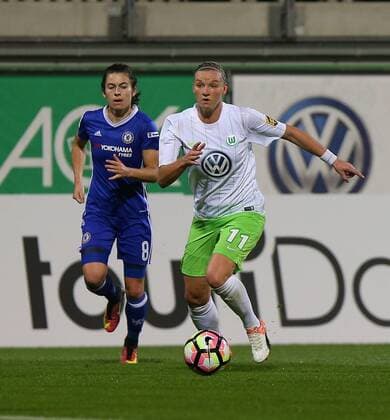 Wolfsburg vs Chelsea, CL Frauen Wolfsburg, Deutschland 12.10.2016, FUßBALL - VfL Wolfsburg vs FC Chelsea, 1 16 Finale, UEFA Frauen Champions League, Saison 2016-17. Bild zeigt: Karen Carney (FC Chelsea), Alexandra Popp (VfL Wolfsburg) Wolfsburg