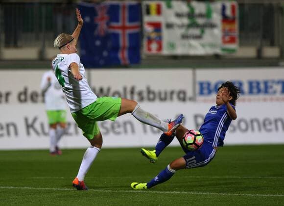 Wolfsburg vs Chelsea, CL Frauen Wolfsburg, Deutschland 12.10.2016, FUßBALL - VfL Wolfsburg vs FC Chelsea, 1 16 Finale, UEFA Frauen Champions League, Saison 2016-17. Bild zeigt: Nilla Fischer (VfL Wolfsburg), Ji So Yun (FC Chelsea) Wolfsburg