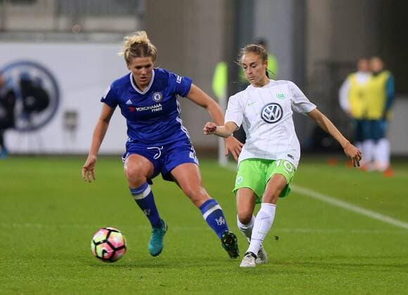 Wolfsburg vs Chelsea, CL Frauen Wolfsburg, Deutschland 12.10.2016, FUßBALL - VfL Wolfsburg vs FC Chelsea, 1 16 Finale, UEFA Frauen Champions League, Saison 2016-17. Bild zeigt: Millie Bright (FC Chelsea), Tesse Wullaert (VfL Wolfsburg) Wolfsburg