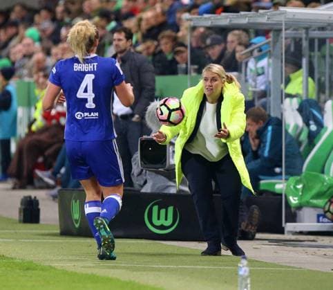 Wolfsburg vs Chelsea, CL Frauen Wolfsburg, Deutschland 12.10.2016, FUßBALL - VfL Wolfsburg vs FC Chelsea, 1 16 Finale, UEFA Frauen Champions League, Saison 2016-17. Bild zeigt: Millie Bright (FC Chelsea), Cheftrainer Emma Hayes (FC Chelsea) Wolfsburg