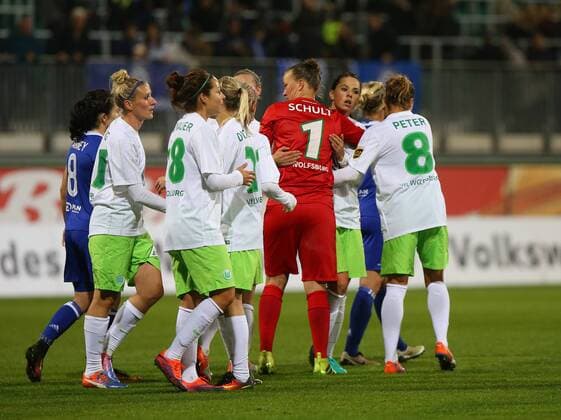 Wolfsburg vs Chelsea, CL Frauen Wolfsburg, Deutschland 12.10.2016, FUßBALL - VfL Wolfsburg vs FC Chelsea, 1 16 Finale, UEFA Frauen Champions League, Saison 2016-17. Bild zeigt: VfL Mannschaft frauen Schlussjubel Wolfsburg
