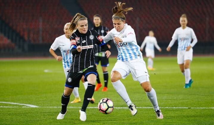 12.10.2016 Letzigrund Stadion Zürich , SCHWEIZ , Saison 2016 2017 Women UEFA Champions League FC Zürich Frauen - SK Sturm Graz Julia Kofler (li,Graz) gegen Selina Kuster (FC Zürich Frauen) 