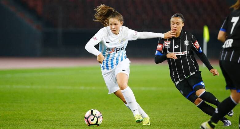 12.10.2016 Letzigrund Stadion Zürich , SCHWEIZ , Saison 2016 2017 Women UEFA Champions League FC Zürich Frauen - SK Sturm Graz Naomi Megroz (li,FC Zürich Frauen) gegen Stefanie Enzinger (Graz) 