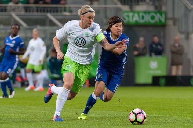 v.li.: Nilla Fischer (VfL Wolfsburg, 4) im Zweikampf mit Soyun Ji (Chelsea Ladies FC, 10), Fussball, UEFA Women s Champions League, VfL Wolfsburg - Chelsea Ladies FC, xobx
