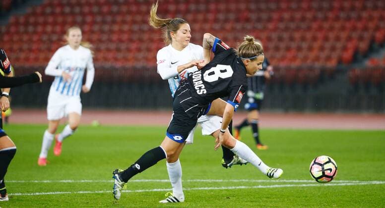 12.10.2016 Letzigrund Stadion Zürich , SCHWEIZ , Saison 2016 2017 Frauen UEFA Champions League FC Zürich - SK Sturm Graz Patricia Willi (li,FCZ Frauen) gegen Stephanie Kovacs (Graz) 