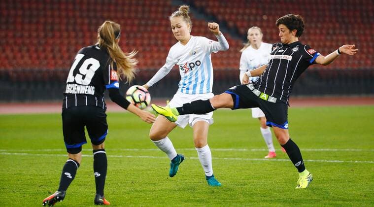 12.10.2016 Letzigrund Stadion Zürich , SCHWEIZ , Saison 2016 2017 Frauen UEFA Champions League FC Zürich Frauen - SK Sturm Graz Lesley Ramseier (li,FCZ Frauen) gegen Emily Cancienne (Graz) 