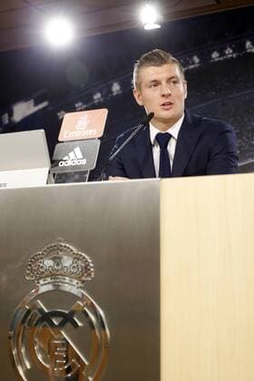Real Madrid s German midfielder Toni kroos speaks during a press conference PK Pressekonferenz held to announce the extension of his contract with Real Madrid, in Madrid, Spain, 13 October 2016. Spanish Primera Division Liga s team Real Madrid reached an agreement with Kross to extend his contract until 30 June 2022. Real Madrid extends the contract of German Toni Kroos until 2022 !ACHTUNG: NUR REDAKTIONELLE NUTZUNG!  GRA216 20161013-636119660886602956