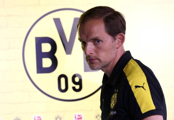 Samstag 17.09.2016, Saison 2016 2017, 1. Bundesliga, 3. Spieltag im Dortmunder Signal Iduna Park, BVB 09 Borussia Dortmund - SV Darmstadt 98, Thomas Tuchel (Trainer, BVB) mit BVB-Logo im Hintergrund