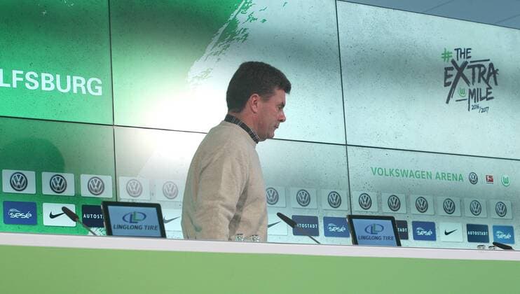 Cheftrainer Dieter Hecking (VfL Wolfsburg) verlaesst das Podium