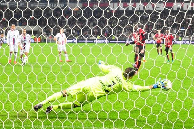 Bilder des Tages - SPORT Fußball, OGC Nizza - Olympique Lyon 01 ANTHONY LOPES (ol) - PARADE - ARRET - PLONGEON - 09 Mario BALOTELLI (nice) - PENALTY MANQUE FOOTBALL : Nice vs Lyon - Ligue 1 - 14 10 2016 FEP 