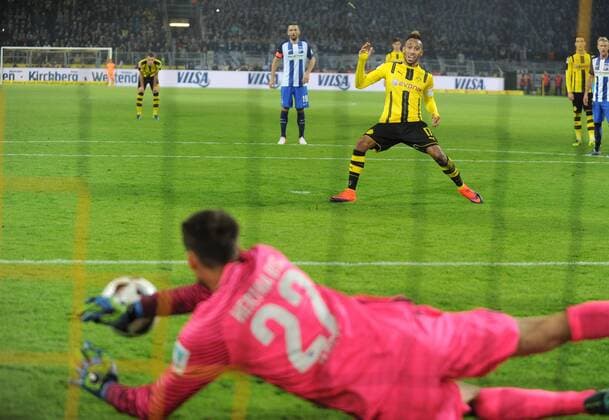 Borussia Dortmund - Hertha BSC Berlin 14.10.2016. Pierre-Emerick Aubameyang (BvB) verschießt Elfmeter gegen Tw. Jarstein (Hertha). HM