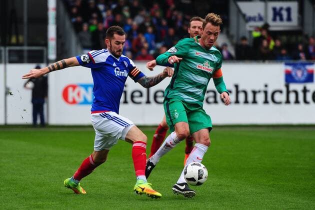 Kiel, 08. Oktober 2016 Fußball, Saison 2016 2017, 3. Liga,11. Spieltag, Holstein Kiel - SV Werder Bremen II: Dominik Schmidt (Holstein Kiel, links 3) - Rafael Kazior (SV Werder Bremen II, 32)