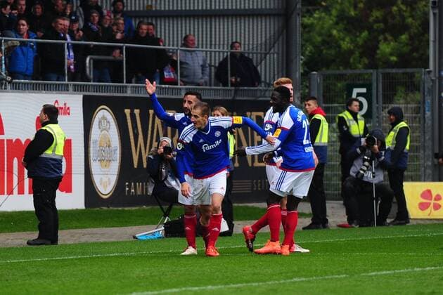 Kiel, 15. Oktober 2016 Fußball, Saison 2016 2017, 3. Liga,11. Spieltag, Holstein Kiel - SV Werder Bremen II: Torjubel nach dem 2:1 durch Dominick Drexler (Holstein Kiel, vorne 24)