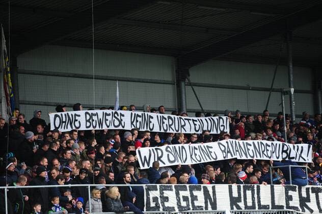 Kiel, 15. Oktober 2016 Fußball, Saison 2016 2017, 3. Liga,11. Spieltag, Holstein Kiel - SV Werder Bremen II: Spruchbänder von der Fanszene Kiel zu den Kollektivstrafen