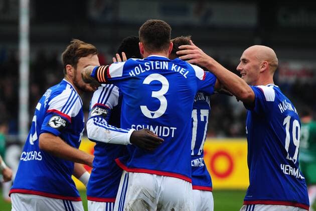 Kiel, 15. Oktober 2016 Fußball, Saison 2016 2017, 3. Liga,11. Spieltag, Holstein Kiel - SV Werder Bremen II: Torjubel nach dem 3:1 durch Steven Lewerenz (Holstein Kiel, 2.v.r. 17)