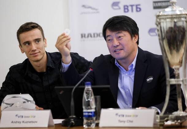 MOSCOW, RUSSIA - OCTOBER 15, 2016: Russian tennis player Andrey Kuznetsov (L) and WTA Tennis Damen Supervisor Tony Cho attend the draw for the 2016 VTB Kremlin Cup International Tennis Tournament at the Olympic Stadium. Anton Novoderezhkin TASS  TS034928