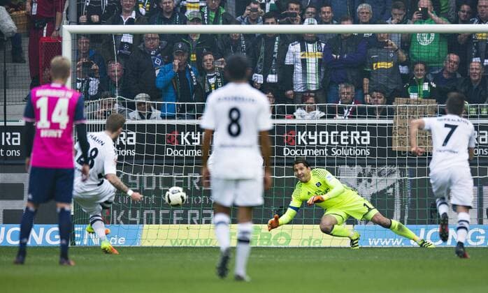 Bilder des Tages - SPORT Mönchengladbach, 15.10.2016, Borussia Park Andre Hahn (BMG) verschie§t Elfmeter gegen Torwart Rene Adler (HSV) VfL Borussia Mönchengladbach -Hamburger SV mm