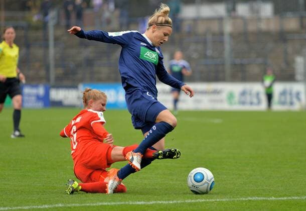 Fussball Frauen 1.Bundesliga 15.10.2016 Potsdam Karl Liebknecht Stadion 1 FFC Turbine Potsdam geg SGS Essen 2 : 0 vlnr Vanessa MARTINI 6 Essen geg Svenja HUTH 9 Turbine