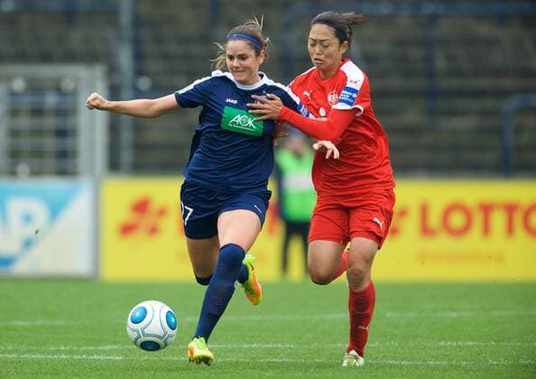 Bilder des Tages - SPORT Fussball Frauen 1.Bundesliga 15.10.2016 Potsdam Karl Liebknecht Stadion 1 FFC Turbine Potsdam geg SGS Essen 2 : 0 Sarah ZADRAZIL 27 Turbine geg Kozue ANDO 14 Essen